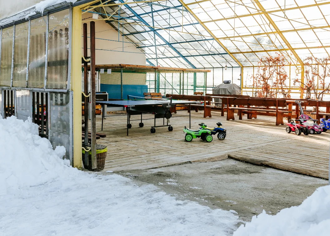 Kryty plac zabaw w szklarni — rekreacja dla rodzin, Domki Dobre Miejsce